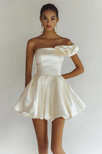 Robe de graduation chic blanche à volants à une épaule